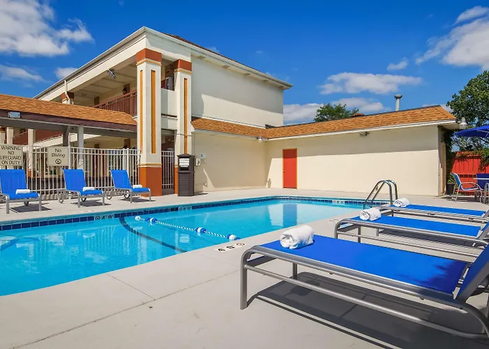 Hotel Western Of St. Charles 3*